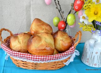 Chifle crestate – rețeta de pâinici foarte pufoase pentru Paște sau Osterpinze (pințe, pinca, pinsa) Chifle crestate - rețeta de pâinici foarte pufoase sau Osterpinze (pinca) reteta savori urbane