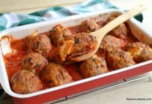 Chiftele italienești cu mozzarella, pesto și sos de roșii – la cuptor Chiftele italienești cu mozzarella, pesto și sos de roșii - la cuptor rețeta savori urbane