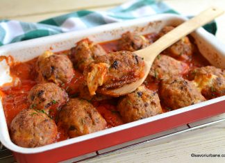 Chiftele italienești cu mozzarella, pesto și sos de roșii – la cuptor Chiftele italienești cu mozzarella, pesto și sos de roșii - la cuptor rețeta savori urbane