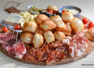 Crescentine sau gogoșele aperitiv în stil italian – rețeta de gnocco fritto sau torta fritta Crescentine sau gogoșele aperitiv în stil italian - rețeta de gnocco fritto sau pane fritto savori urbane