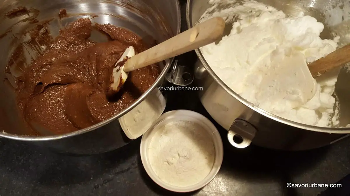Cum se încoporează albușurile bătute și făina în compoziția cu ciocolată