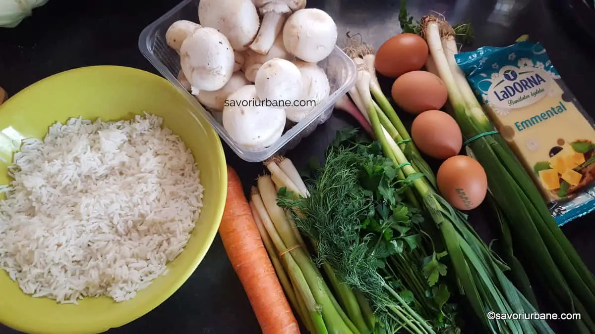 Ingrediente pentru drob vegetarian de ciuperci cu orez, cașcaval, morcovi, usturoi și ceapă verde