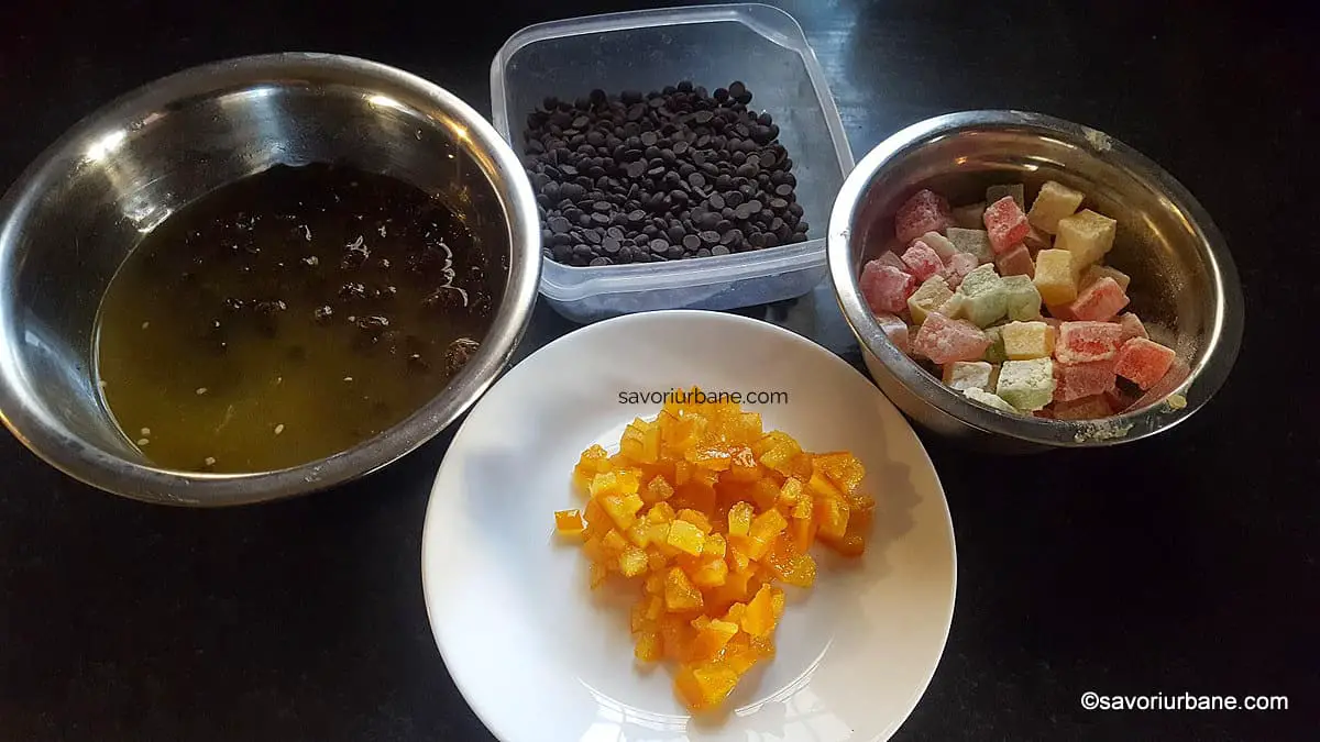 Ingrediente pentru umplutura de stafide, rahat, ciocolată și coji de portocală confiate pentru cozonaci fabulosi