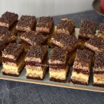 Prăjitură cu ciocolată și vanilie – prăjitura Dharma cu foi pufoase și cremă fină