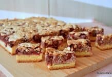 Prăjitură fragedă cu vișine și bezea cu nucă sau migdale, alune de pădure Prăjitură fragedă cu vișine și bezea cu nucă reteta savori urbane 1