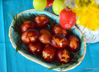 Ouă de Paște decorate cu frunze și flori – ouă roșii vopsite natural în ciorap (dres) cele mai frumoase oua rosii de pasti cu modele frunze flori vopsite in ciorap dres cu coji de ceapa