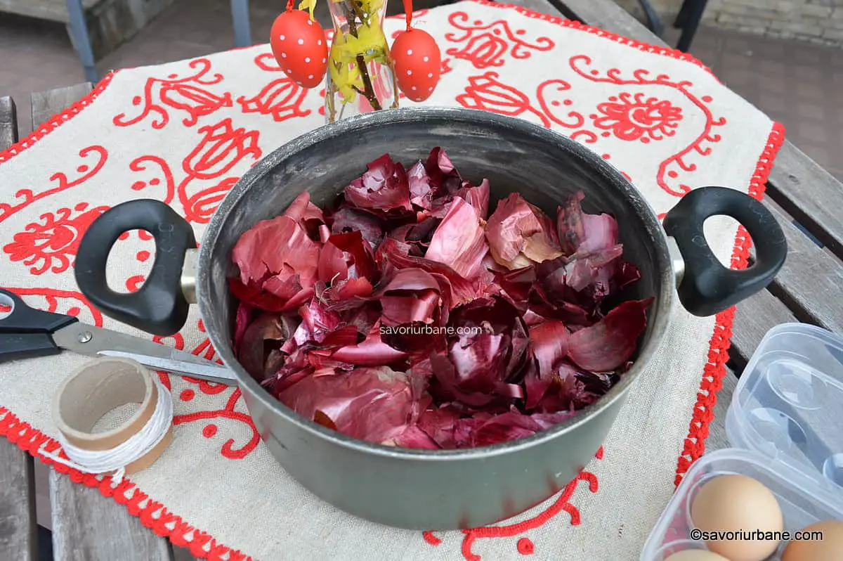 cum se vopsesc natural ouale de pasti cu coji de ceapa rosie si alba in zeama de sunca fiarta (1)