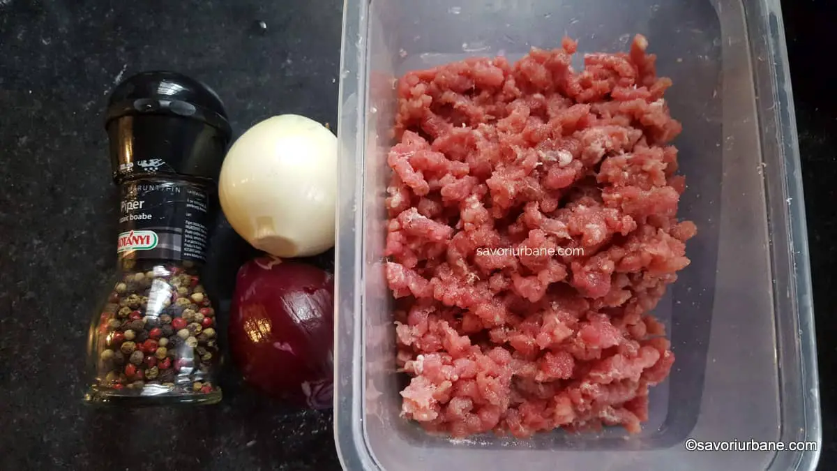 ingrediente umplutura carnea cruda tocata ceapa pentru suberec chebureki placinte tataresti