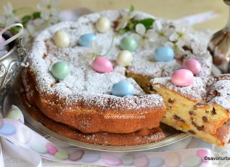 Pască cu iaurt (fără aluat) cu ciocolată, stafide și coji de portocală confiate