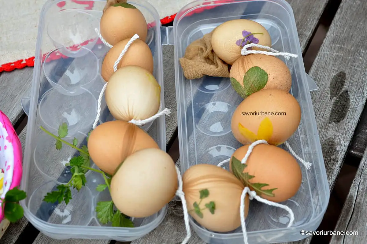 pregatire oua de pasti cu modele frunze flori in ciorap dresuri (1)