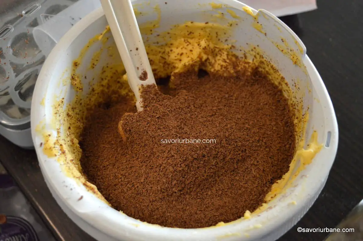 preparare crema de vanilie cu unt si ciocolata rasa (1)