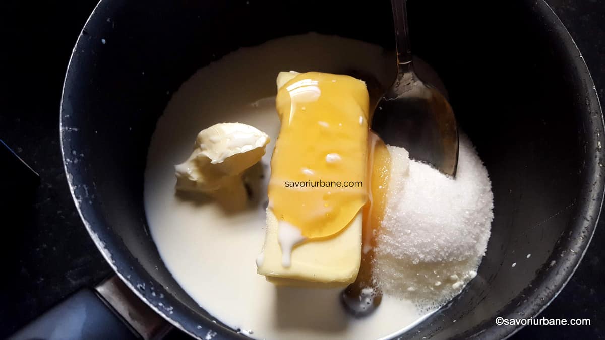 preparare glazura bienenstich caramel cu miere unt smantana dulce