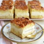 Prăjitură cu cremă de vanilie și frișcă cu glazură caramel – rețeta de Bienenstich sau Înțepătură de albină