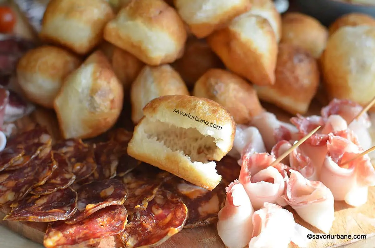 sectiune gnocco fritto gogosele italiene din aluat de paine pane fritto