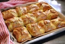 Brânzoaice sărate cu ceapă verde, mărar, mălai și multă umplutură de brânză de vaci, burduf sau telemea Brânzoaice sărate cu ceapă verde, mălai și multă umplutură de brânză de vaci, burduf sau telemea reteta savori urbane