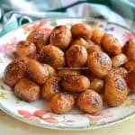 Cartofi noi rumeniți în untură – rețeta de cartofi prăjiți la cuptor