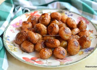 Cartofi noi rumeniți în untură – rețeta de cartofi prăjiți la cuptor Cartofi noi rumeniți în untură - rețeta de cartofi prăjiți la cuptor savori urbane