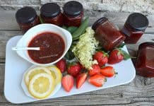 Dulceață de căpșune cu flori de soc și lămâie – rețeta bunicii mele din Arad Dulceață de căpșune cu flori de soc și lămâie - rețeta bunicii mele din Arad savori urbane