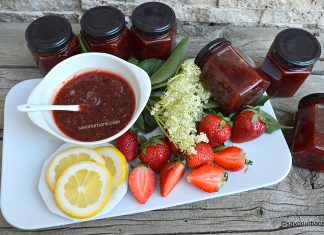 Dulceață de căpșune cu flori de soc și lămâie – rețeta bunicii mele din Arad Dulceață de căpșune cu flori de soc și lămâie - rețeta bunicii mele din Arad savori urbane