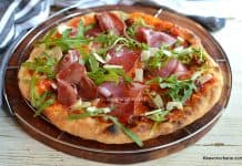 Pizza martinese cu rucola și capocollo de mangaliță (coppa sau ceafă crud-uscată) Pizza cu rucola, parmezan și capocollo de mangaliță (ceafă crud-uscată) reteta savori urbane