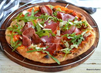 Pizza martinese cu rucola și capocollo de mangaliță (coppa sau ceafă crud-uscată) Pizza cu rucola, parmezan și capocollo de mangaliță (ceafă crud-uscată) reteta savori urbane