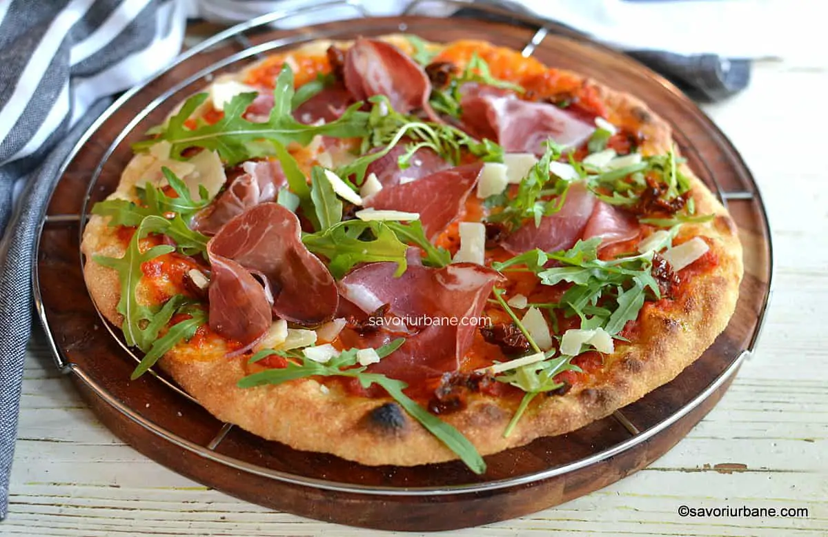 Pizza cu rucola, parmezan și capocollo de mangaliță (coppa sau ceafă crud-uscată) reteta savori urbane