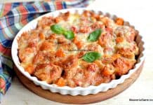 Pizza rapidă pe felii de pâine – rețeta de budincă cu brânză mozzarella și sos de roșii Pizza rapidă pe felii de pâine - rețeta de budincă cu brânză și sos de roșii savori urbane