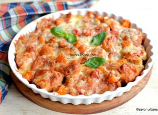 Pizza rapidă pe felii de pâine – rețeta de budincă cu brânză mozzarella și sos de roșii Pizza rapidă pe felii de pâine - rețeta de budincă cu brânză și sos de roșii savori urbane