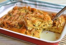 Plăcintă creață cu cozi de ceapă verde, brânză și mărar – rețeta rapidă Plăcintă creață cu cozi de ceapă verde, brânză și mărar - rețeta rapidă savori urbane