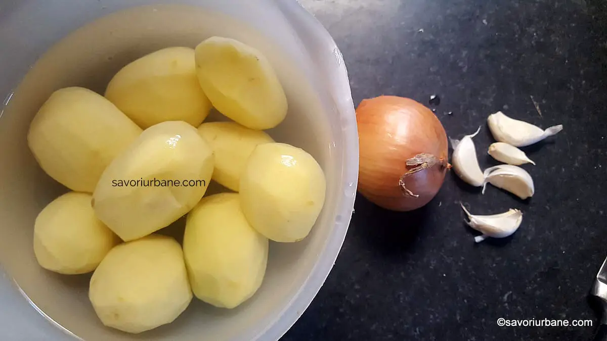 ingrediente latke cu ceapa usturoi tocinei din cartofi cruzi