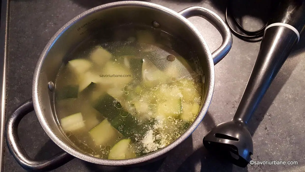 Cum se pasează (cu blenderul de mână) supa cremă de dovlecei (1)