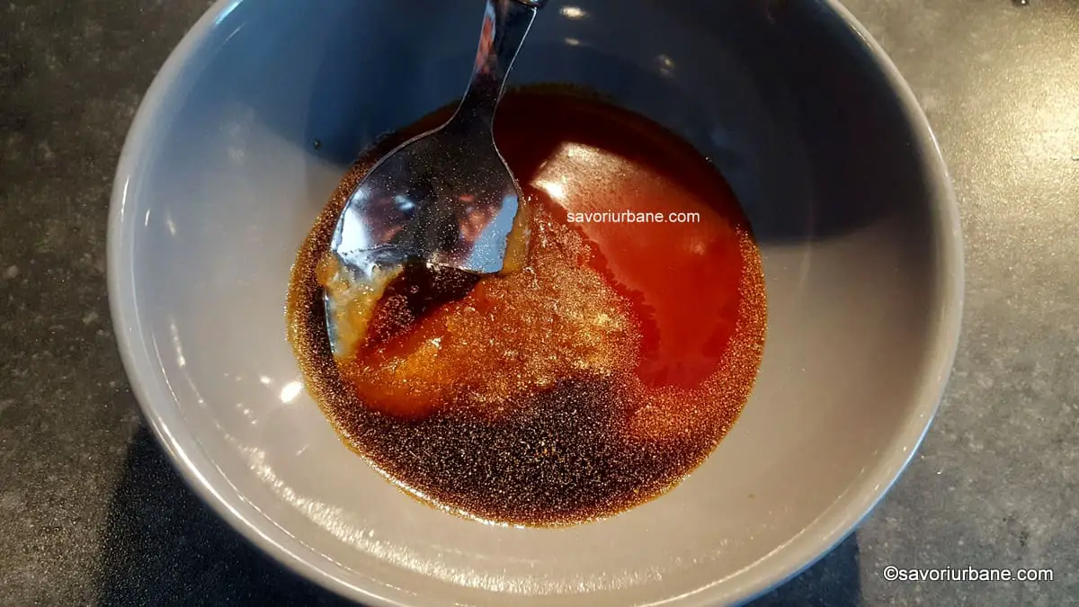 Cum se prepară marinada (glazura) asiatică lipicioasă cu sos de soia, usturoi, miere și ghimbir