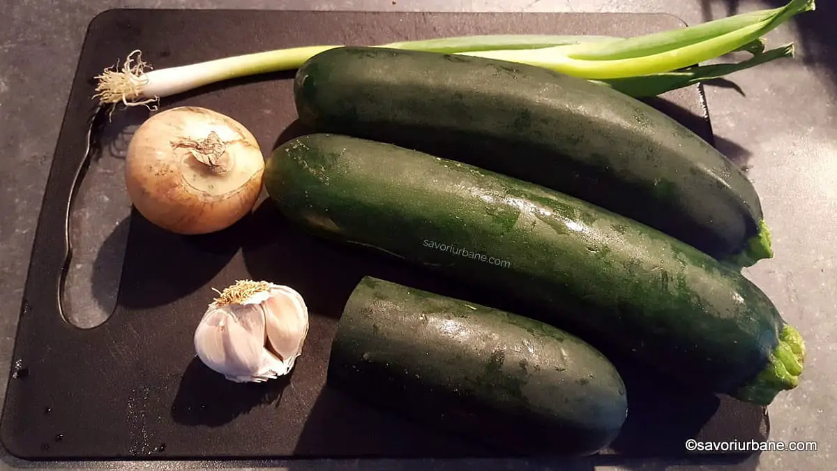 Ingrediente pentru supa cremă de dovlecei cu usturoi ceapa verde