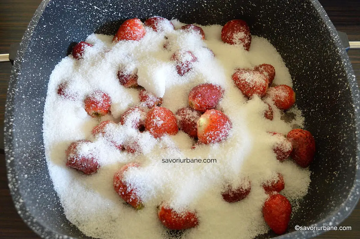 Mod de preparare dulceață cu căpșune întregi, felii de lămâie și petale de trandafir savori (1)