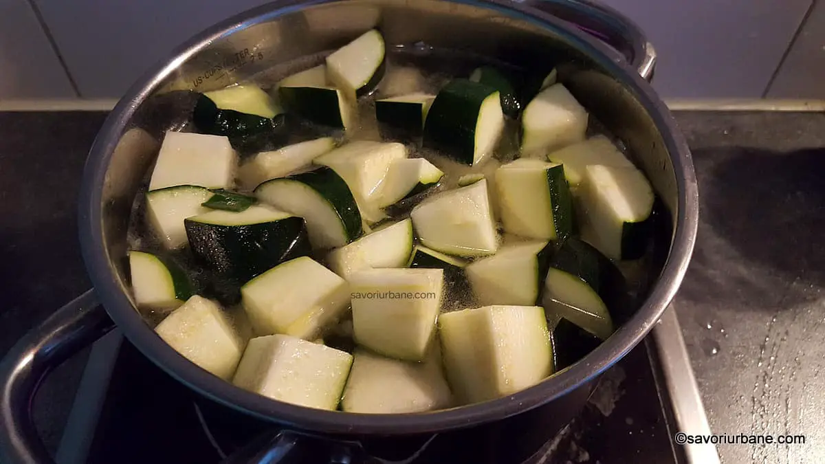 Mod de preparare supă cremă dietetică cu dovlecei, usturoi și ceapă verde savori (2)