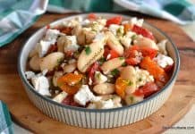 Salată cu ardei copți, roșii, brânză, usturoi și fasole boabe sau năut, linte Salată cu ardei copți, fasole boabe, telemea sau feta și usturoi reteta savori urbane