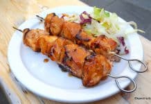 Somon glazurat cu miere, sos de soia și usturoi, în stil asiatic – frigărui la grătar sau la tigaie Somon glazurat cu miere, sos de soia și usturoi, în stil asiatic - frigărui la grătar sau la tigaie reteta savori urbane