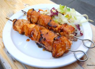 Somon glazurat cu miere, sos de soia și usturoi, în stil asiatic – frigărui la grătar sau la tigaie Somon glazurat cu miere, sos de soia și usturoi, în stil asiatic - frigărui la grătar sau la tigaie reteta savori urbane