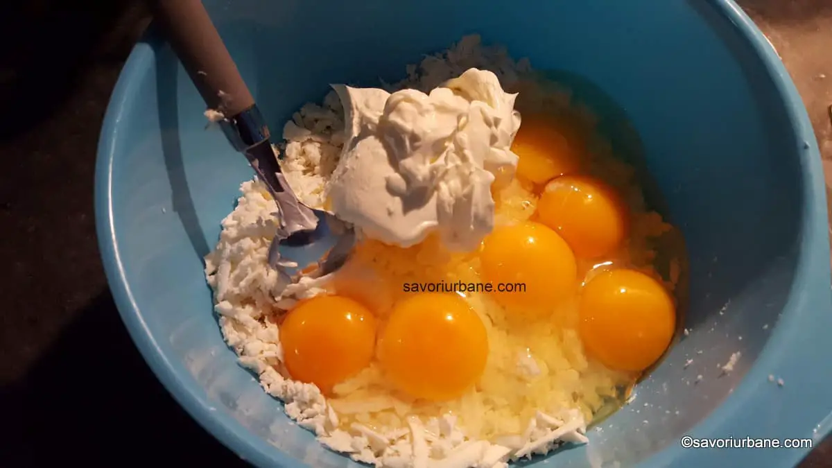 cum se face umplutura de telemea branza sarata cu smantana oua pentru placinta (2)