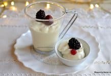 Cremă de ciocolată albă cu iaurt și frișcă naturală – rețeta de mousse lejer și aerat Crema de ciocolată albă cu iaurt și frișcă naturală - mousse lejer și aerat rețeta savori urbane