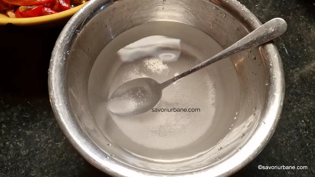 Cum se face vinegreta simplă din oțet, apă, sare și zahăr pentru salata de ardei copt