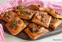 Foietaj cu carne tocată, brânză și roșii – rețeta de mini tarte aperitiv cu gust de pizza Foietaj cu carne tocată, brânză și roșii - rețeta de mini tarte aperitiv savori urbane