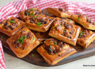 Foietaj cu carne tocată, brânză și roșii – rețeta de mini tarte aperitiv cu gust de pizza Foietaj cu carne tocată, brânză și roșii - rețeta de mini tarte aperitiv savori urbane
