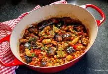 Mâncare de vinete cu pui, roșii, usturoi, ardei și năut – rețeta turcească Mâncare de vinete cu pui, roșii, usturoi și năut - rețeta turcească savori urbane