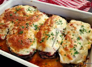 Papucei din vinete cu umplutură de carne tocată și brânză – rețeta grecească de Melitzanes Papoutsakia Papucei din vinete cu umplutură de carne tocată și brânză - rețeta grecească de Papoutsakia savori urbane