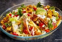 Salată cu pui fript, avocado, porumb, brânză și dressing cremos de iaurt cu usturoi Salată cu pui fript, avocado, porumb, brânză și dressing cremos de iaurt cu usturoi reteta savori urbane