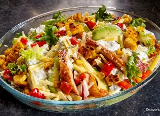 Salată cu pui fript, avocado, porumb, brânză și dressing cremos de iaurt cu usturoi Salată cu pui fript, avocado, porumb, brânză și dressing cremos de iaurt cu usturoi reteta savori urbane