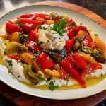 Salată turcească de ardei copți cu iaurt și usturoi – gustare rece de vară sau garnitură