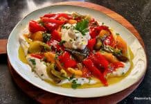 Salată turcească de ardei copți cu iaurt și usturoi – gustare rece de vară sau garnitură Salată turcească de ardei copți cu iaurt și usturoi - gustare rece de vară rețeta savori urbane