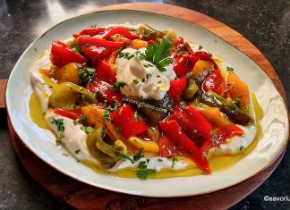 Salată turcească de ardei copți cu iaurt și usturoi – gustare rece de vară sau garnitură Salată turcească de ardei copți cu iaurt și usturoi - gustare rece de vară rețeta savori urbane